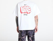 Carica l'immagine nel visualizzatore di Gallery, T-SHIRT NIKE CON SCRITTA CENTRALE E RETRO DOPPIA ROSSA