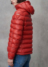 Carica l&#39;immagine nel visualizzatore di Gallery, GIUBBINO BLAUER DONNA PIUMINO CAPPUCCIO LOGO CUCITO E SCRITTA BIANCA