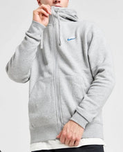 Carica l&#39;immagine nel visualizzatore di Gallery, TUTA COMPLETA NIKE UNISEX  FELPATA CON CAPPUCCIO, ZIP E BAFFO BLU LATO CUORE