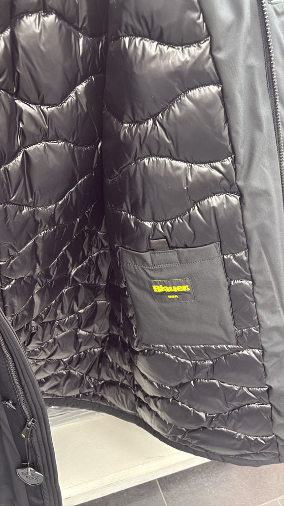 GIUBBINO BLAUER UOMO  LUNGO CON CERNIERA E BOTTONI , GIROCOLLO , E LOGO BRACCIO GIALLO-NERO