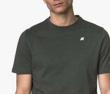 Carica l'immagine nel visualizzatore di Gallery, T-SHIRT K-WAY BASIC CON LOGO LATO CUORE GOMMA