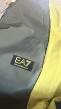 Carica l&#39;immagine nel visualizzatore di Gallery, TUTA COMPLETA ARMANI UOMO  LEGGERA CON CAPPUCCIO LOGO LATO CUORE